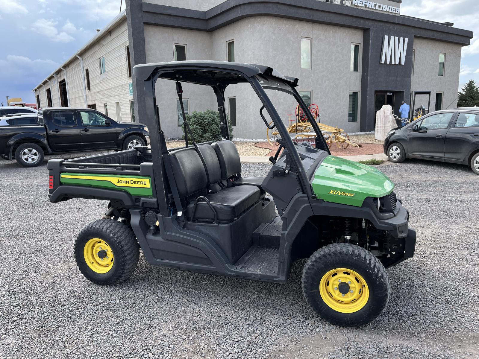 JOHN DEERE XUV835E